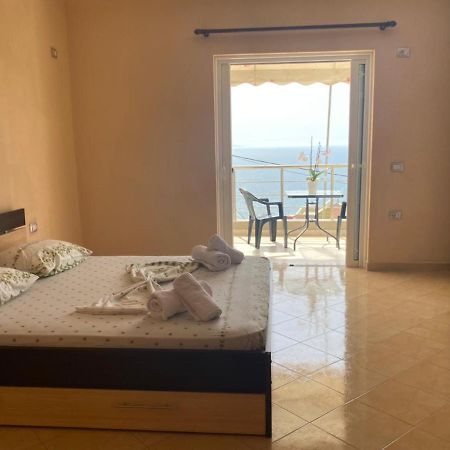 Family Apartments Sarande Bagian luar foto