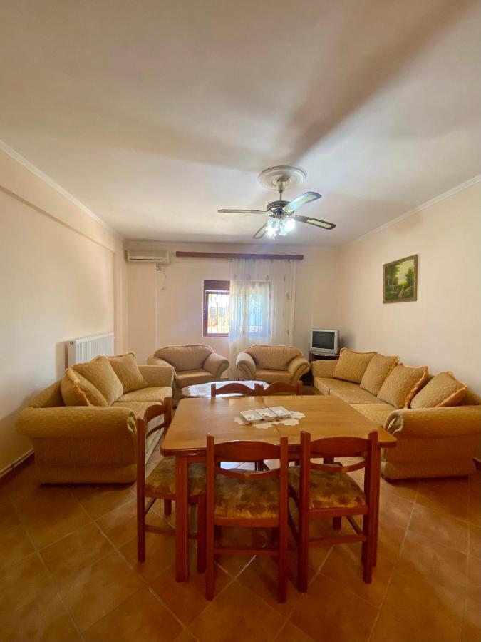 Family Apartments Sarande Bagian luar foto