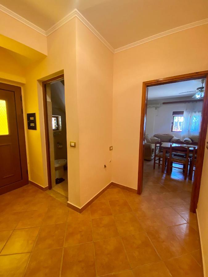 Family Apartments Sarande Bagian luar foto