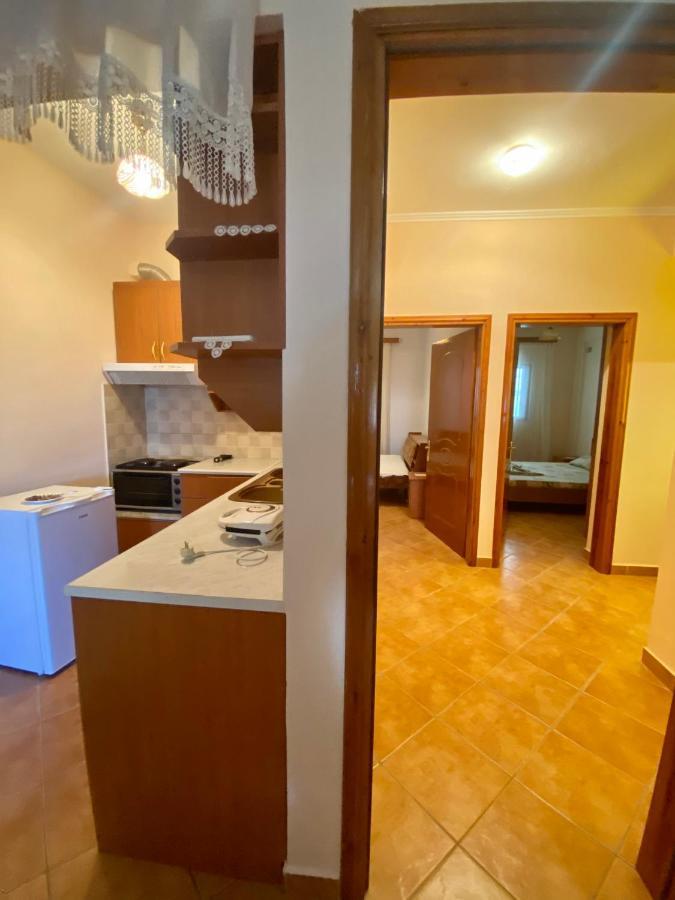 Family Apartments Sarande Bagian luar foto