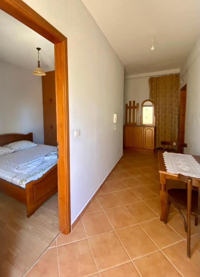Family Apartments Sarande Bagian luar foto