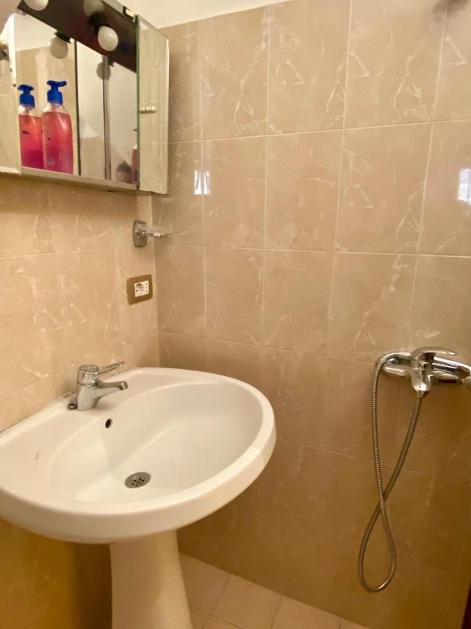 Family Apartments Sarande Bagian luar foto