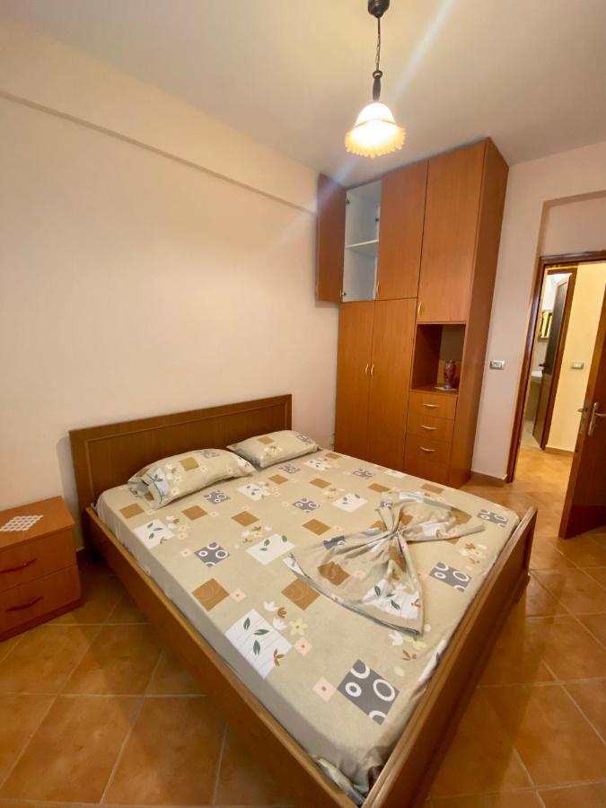 Family Apartments Sarande Bagian luar foto