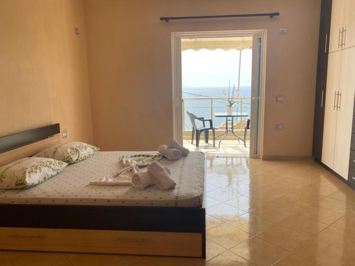 Family Apartments Sarande Bagian luar foto