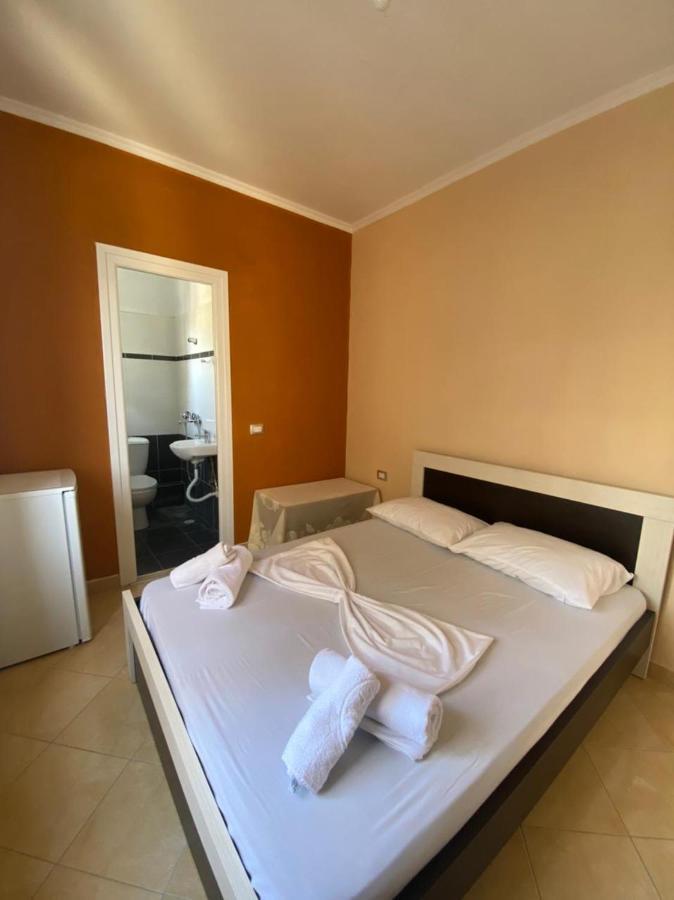 Family Apartments Sarande Bagian luar foto